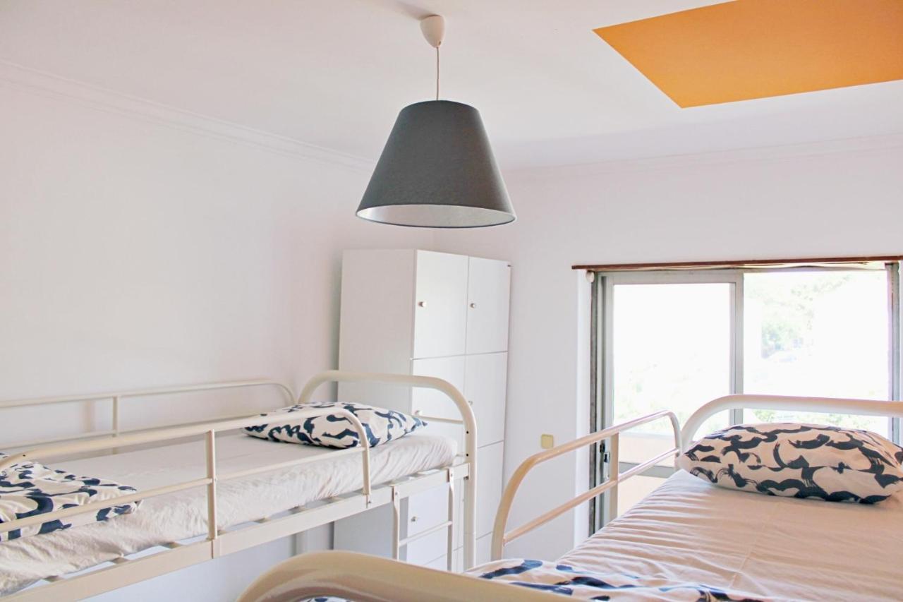Cama en habitación compartida con 4 camas